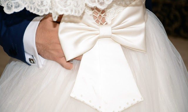 suknia ślubna z kokardą