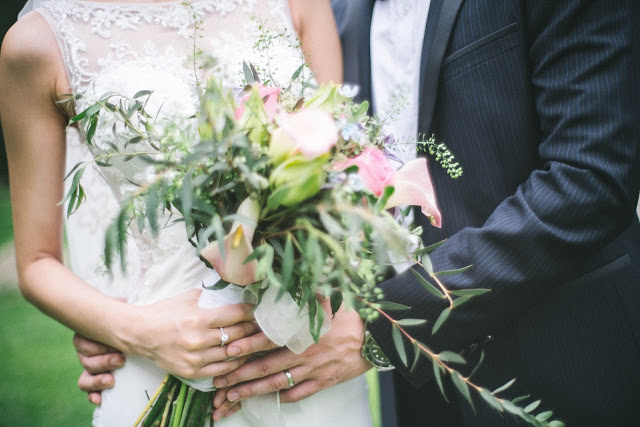 bukiet ślubny z polnych kwiatów