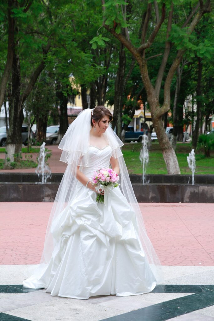 błyszcząca suknia ślubna
