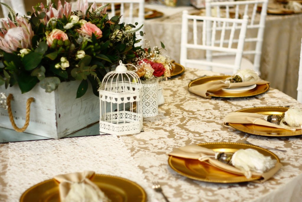stol okragly 1024x683 - Stół okrągły czy prostokątny na wesele?